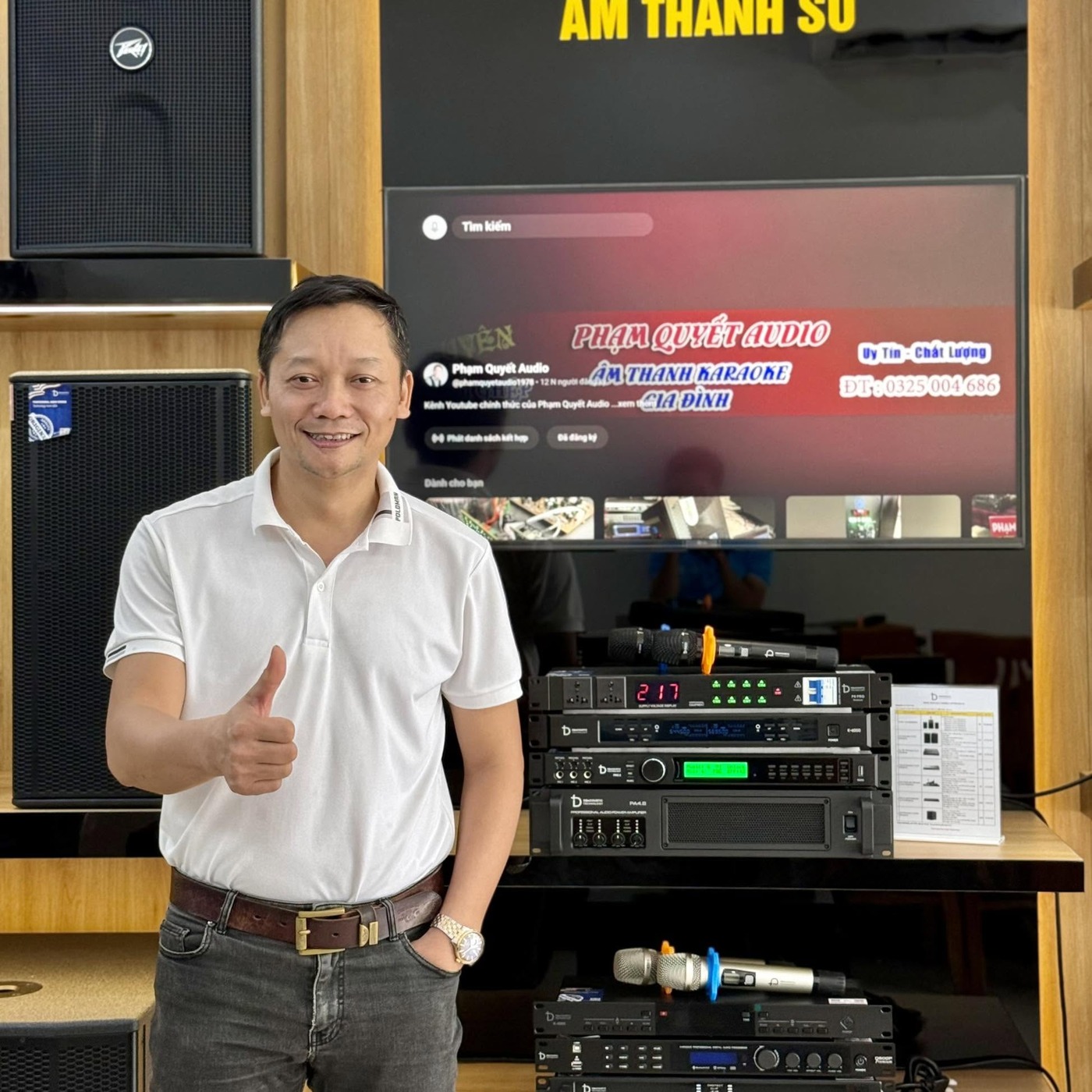 Anh Phạm Quyết - chủ cửa hàng Phạm Quyết Audio bên dàn thiết bị âm thanh chính hãng